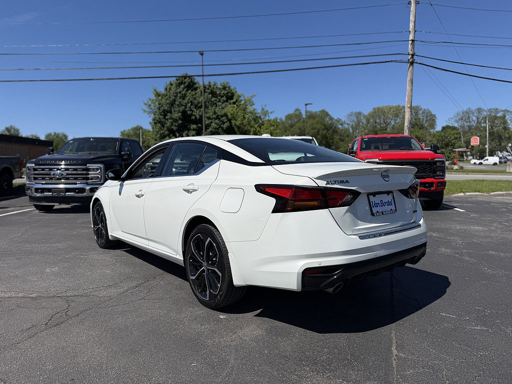 Used 2023 Nissan Altima 2.5 SR w/ SR Premium Package AWD/4WD image 4