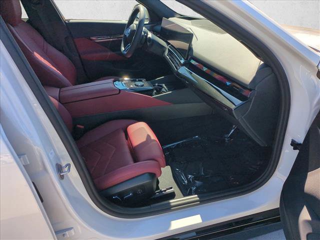 Used 2025 BMW 550e xDrive w/ Premium Package image 23