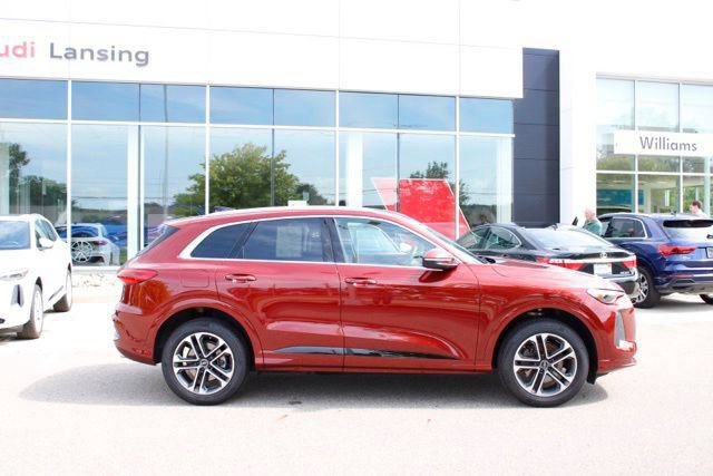 Used 2025 Audi Q5 Premium Plus w/ Premium Plus AWD/4WD image 2