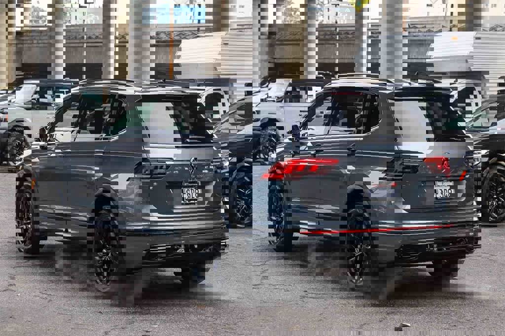 Used 2023 Volkswagen Tiguan SE R-Line image 6