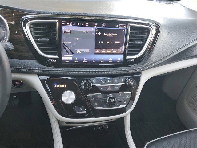 Used 2024 Chrysler Pacifica Limited w/ Uconnect Theater Family Group image 16