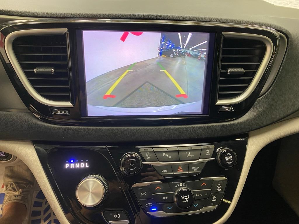 Used 2024 Chrysler Pacifica Touring-L FWD image 23