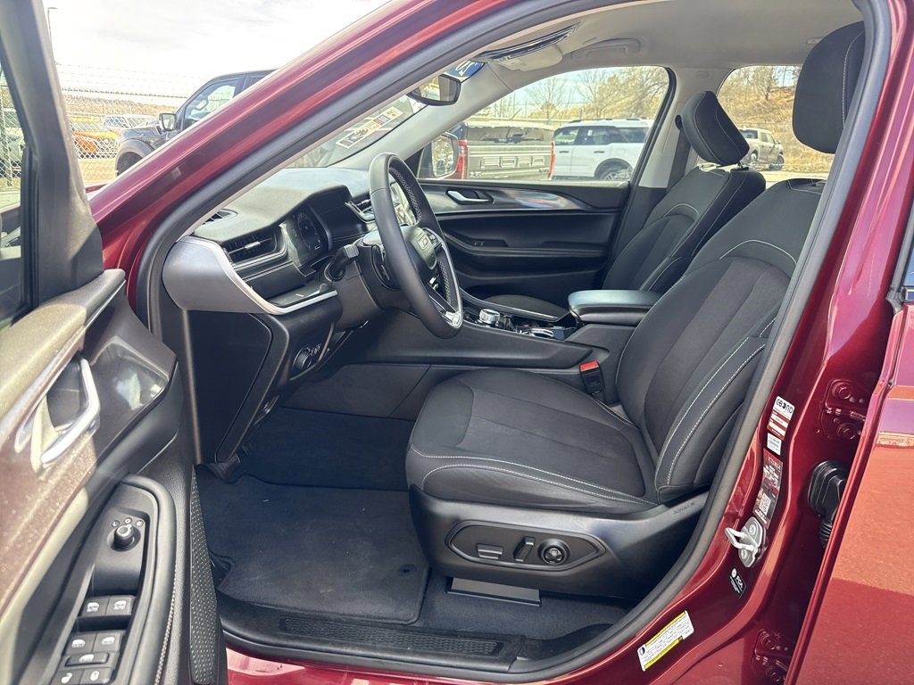 Used 2023 Jeep Grand Cherokee L Laredo image 12