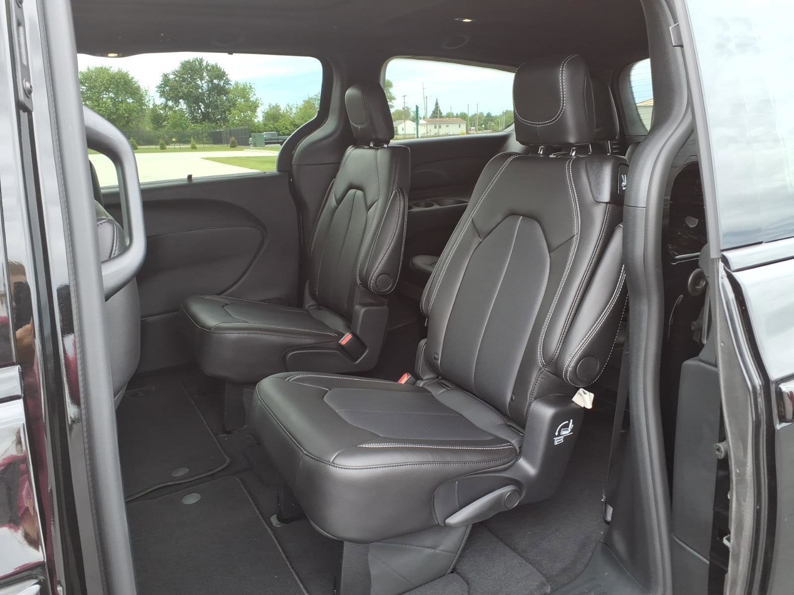 New 2026 Chrysler Pacifica Select w/ S Appearance Package AWD/4WD image 13