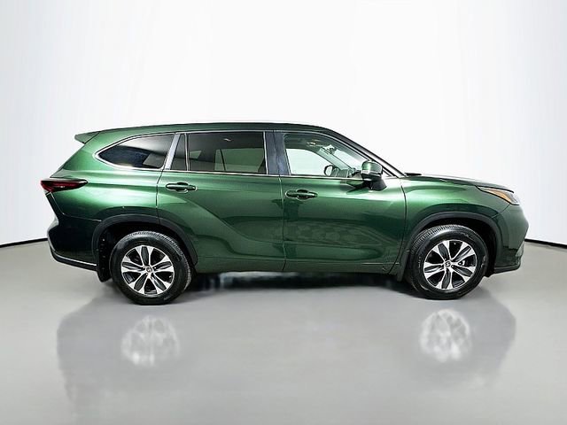 Used 2024 Toyota Highlander XLE AWD/4WD image 8