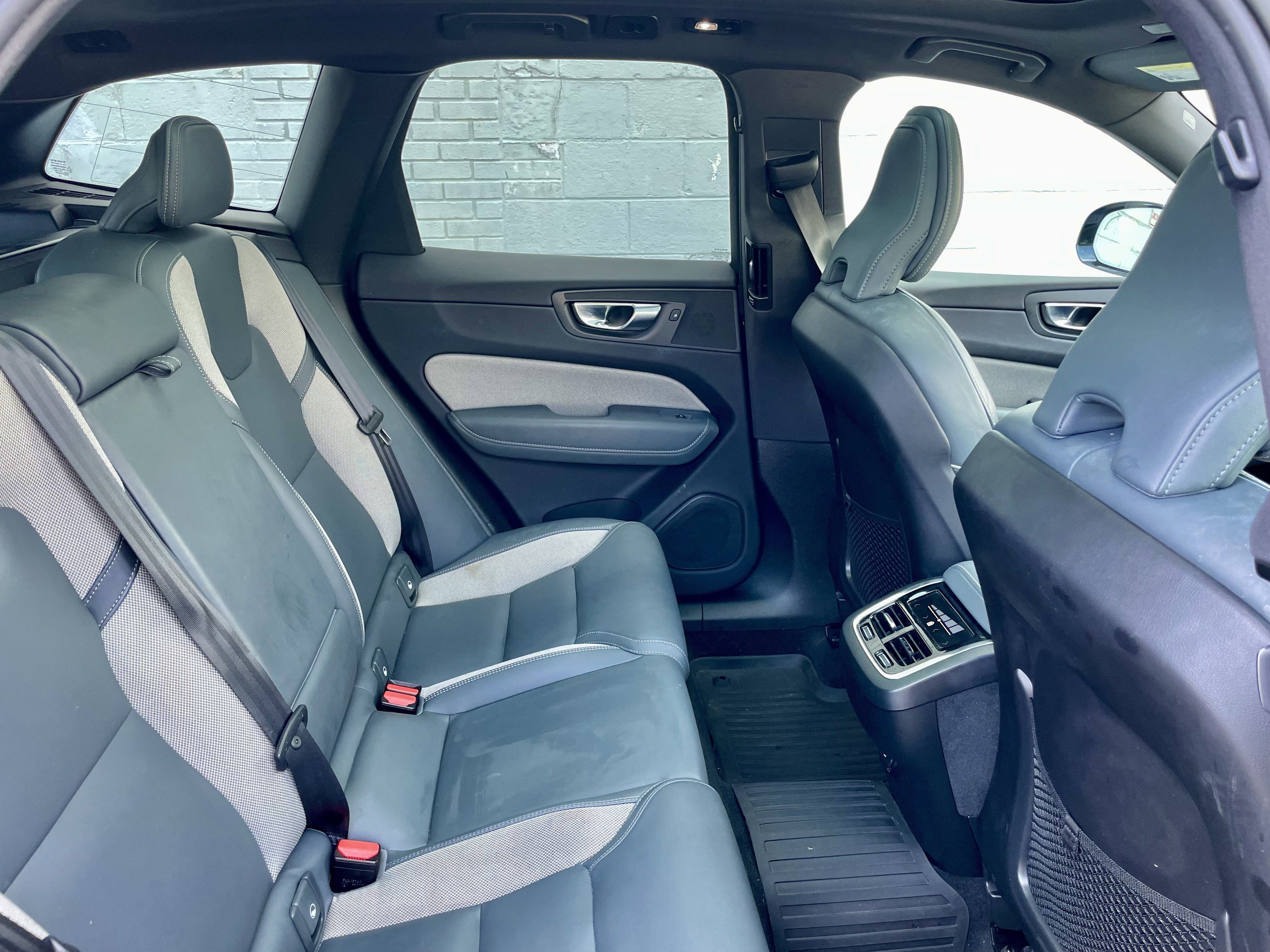 Used 2022 Volvo XC60 B6 R-Design w/ Advanced Package image 31