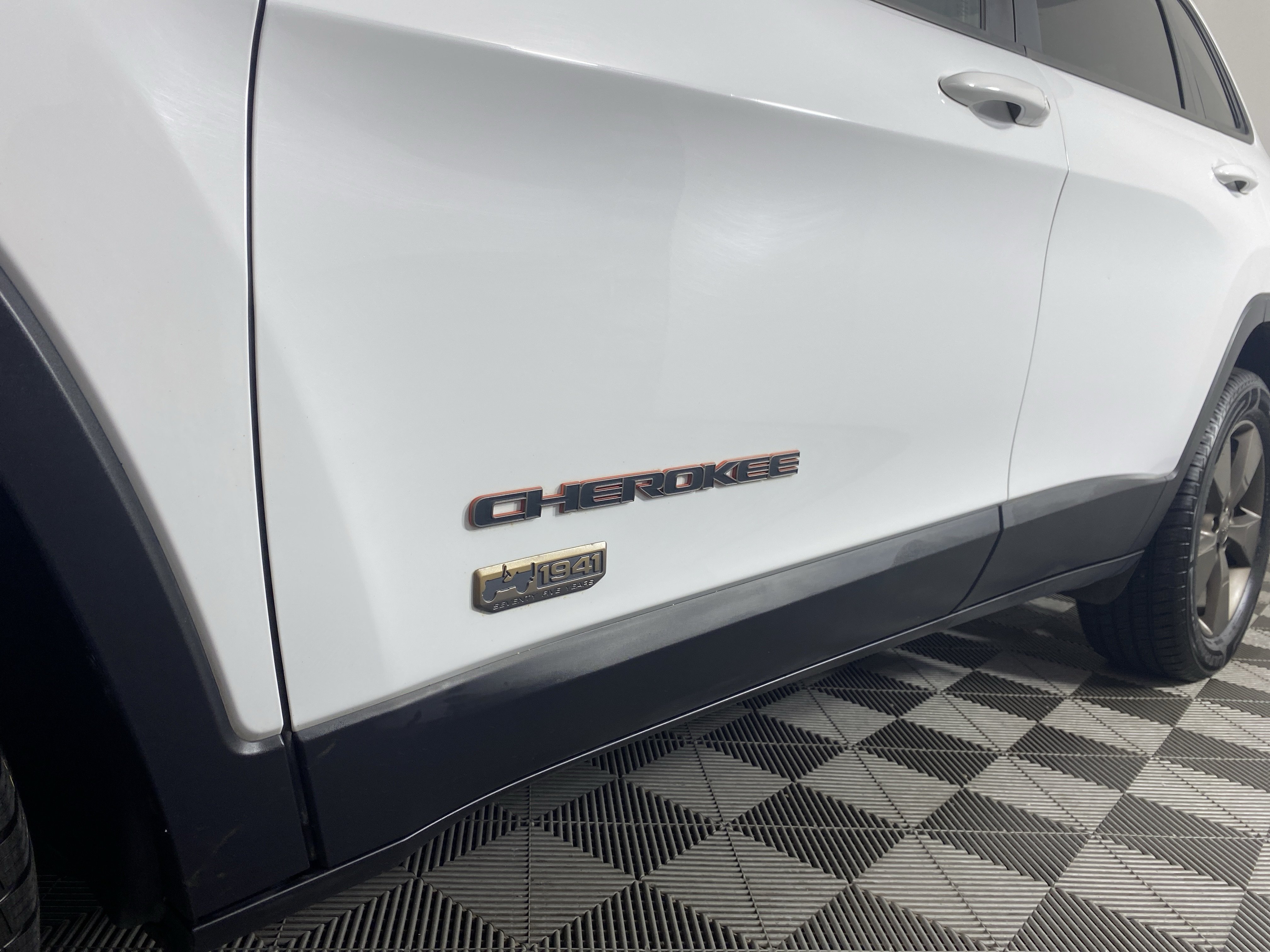 Used 2017 Jeep Cherokee 75th Anniversary AWD/4WD image 13