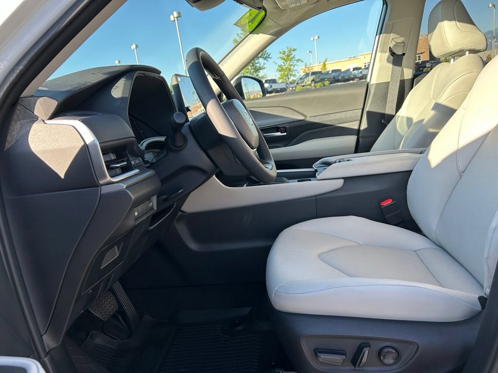 Used 2026 Toyota Grand Highlander AWD image 25