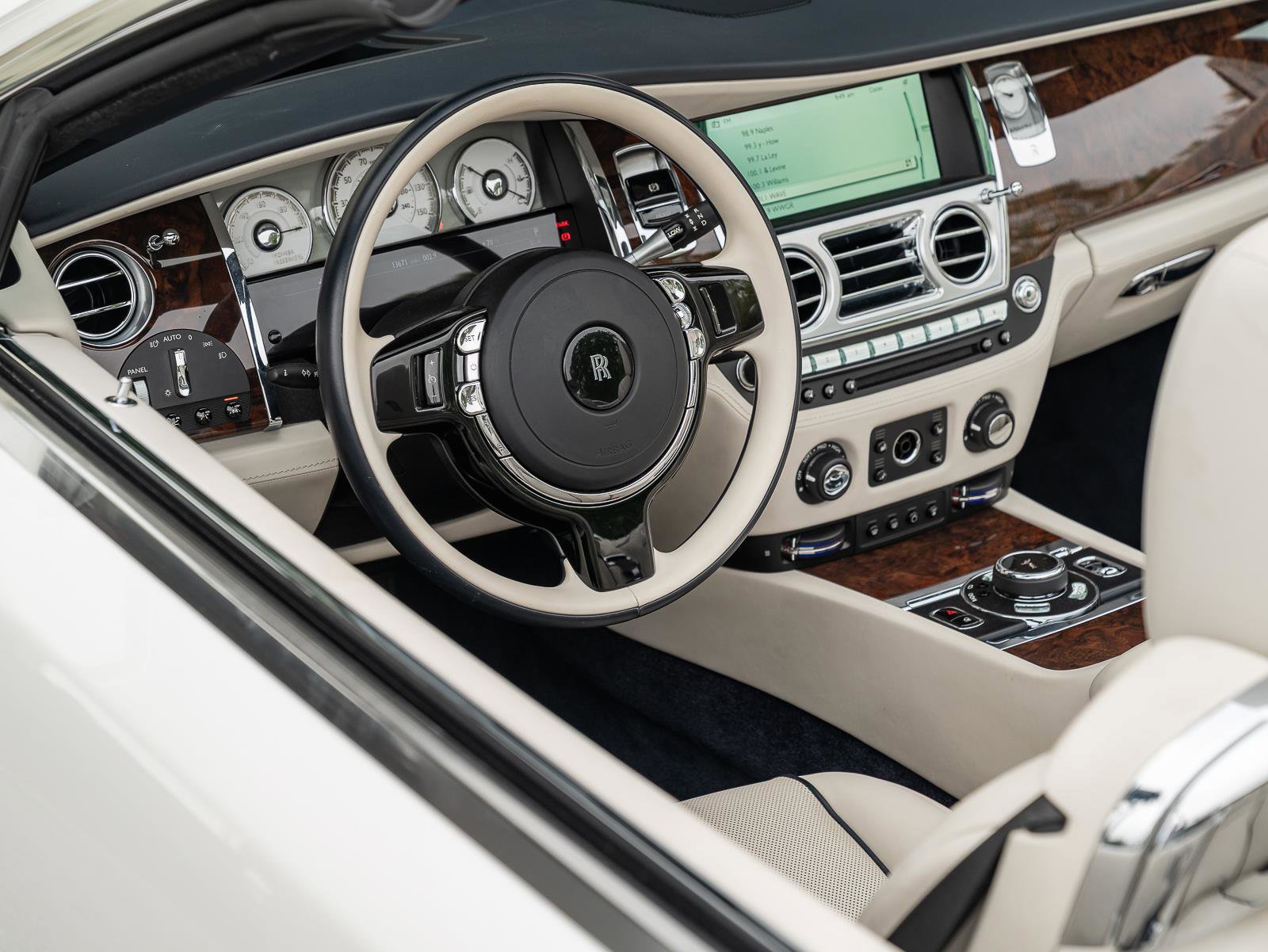 Used 2017 Rolls-Royce Dawn image 14