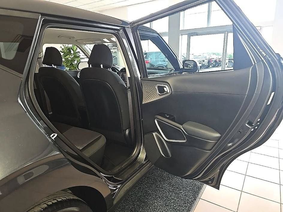 Used 2023 Kia Soul LX FWD image 33