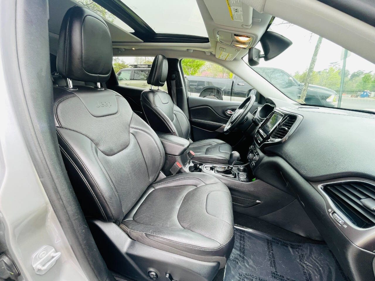 Used 2019 Jeep Cherokee Limited image 35