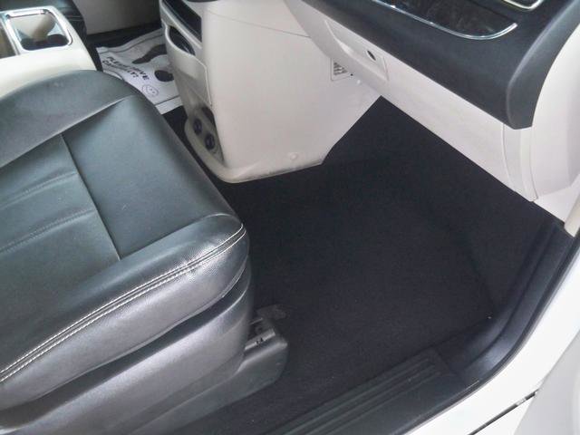 Used 2015 Chrysler Town & Country Touring image 17