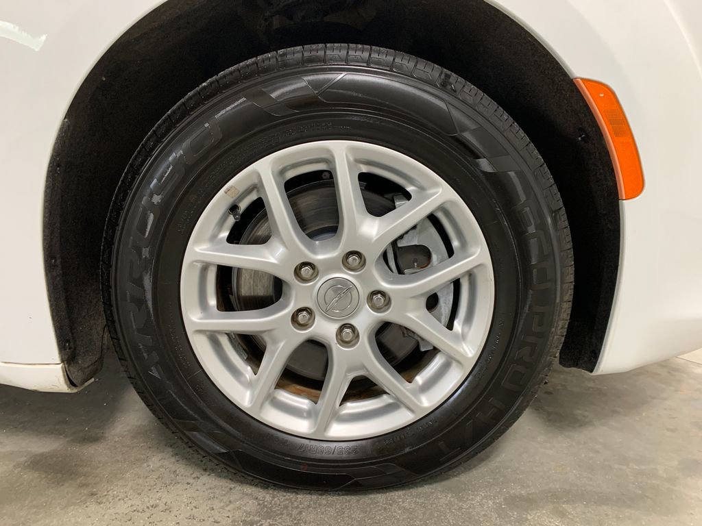 Used 2020 Chrysler Pacifica Touring-L FWD image 12