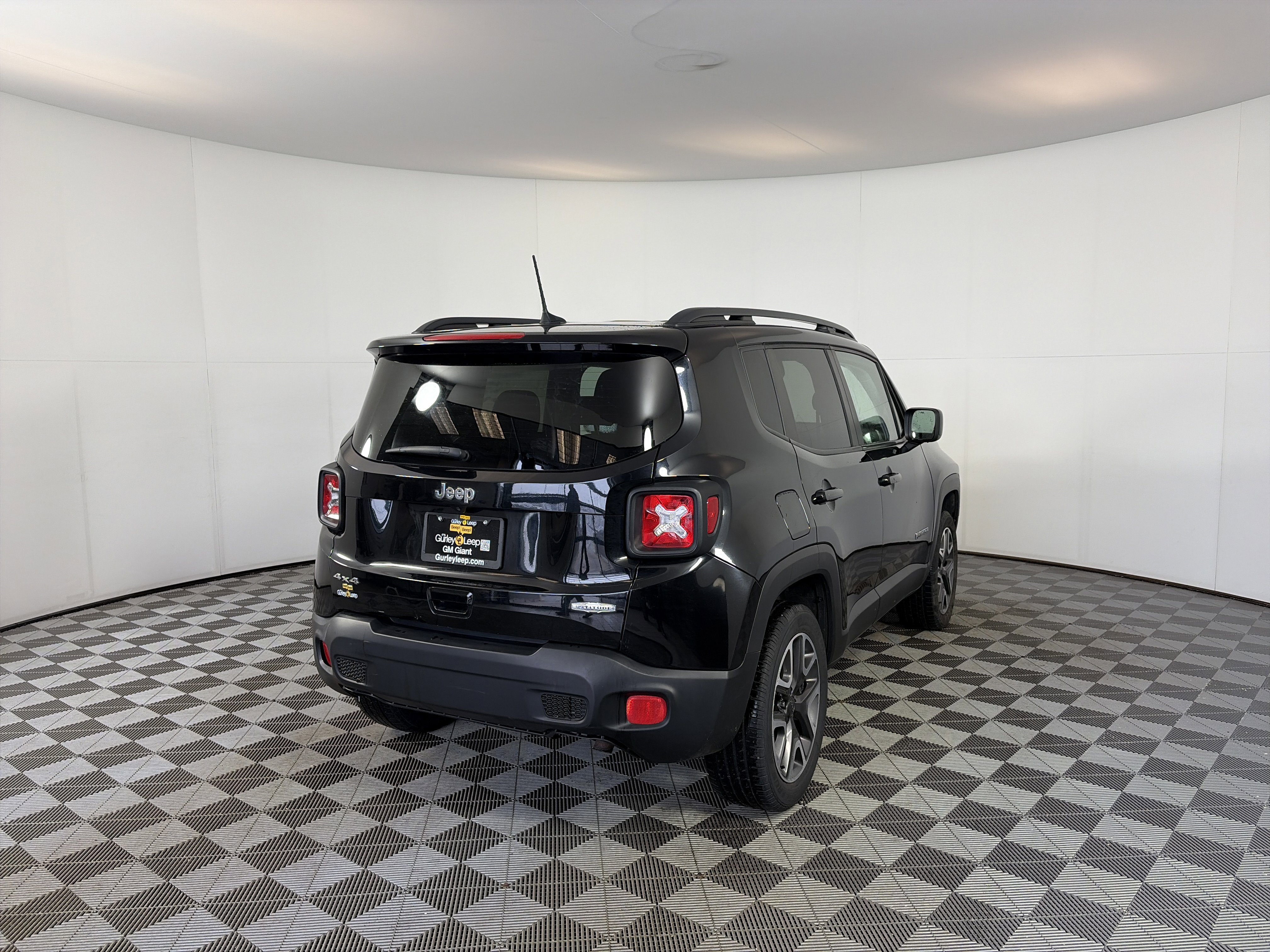Used 2018 Jeep Renegade Latitude w/ Cold Weather Group image 10
