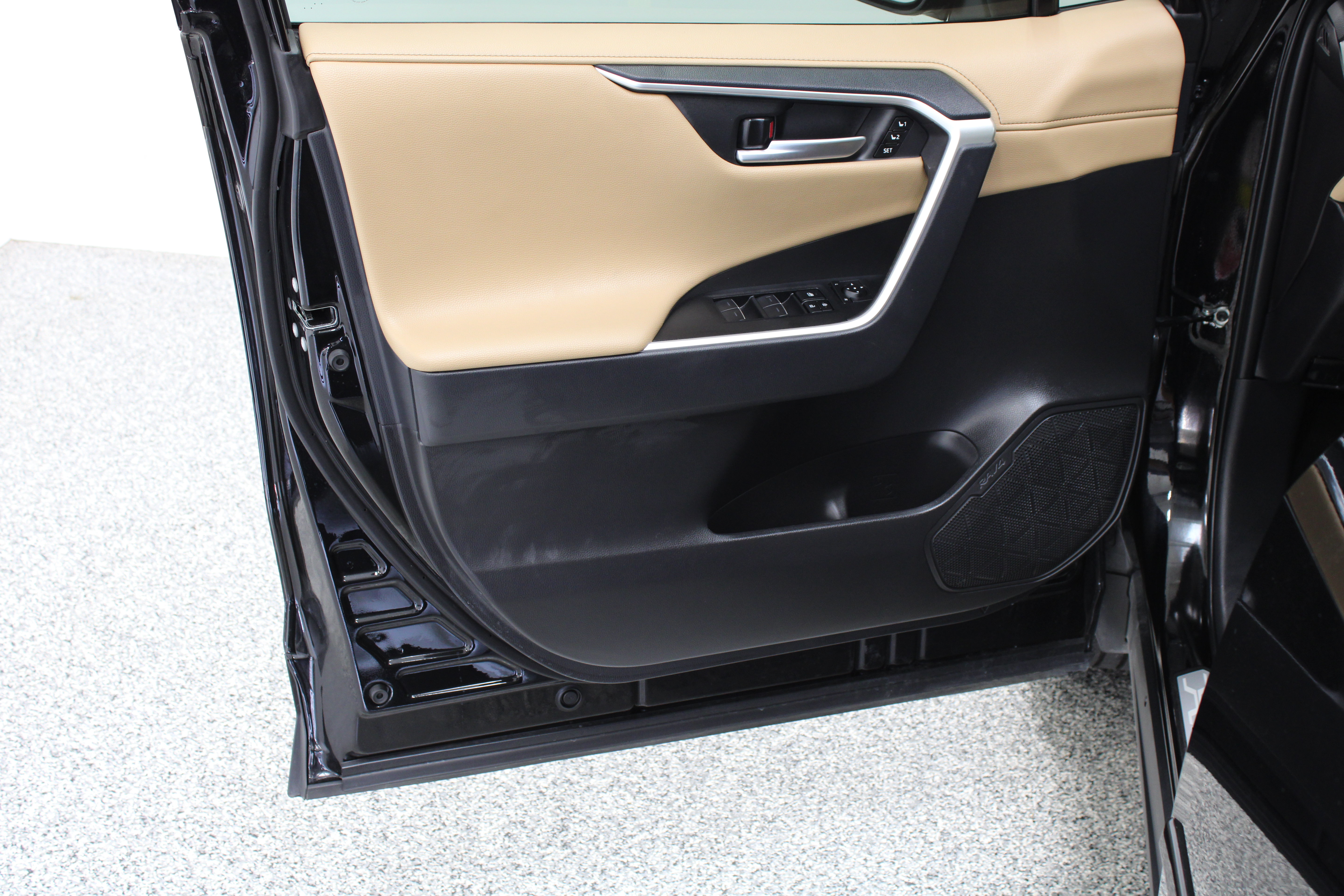 Used 2025 Toyota RAV4 Limited FWD image 12