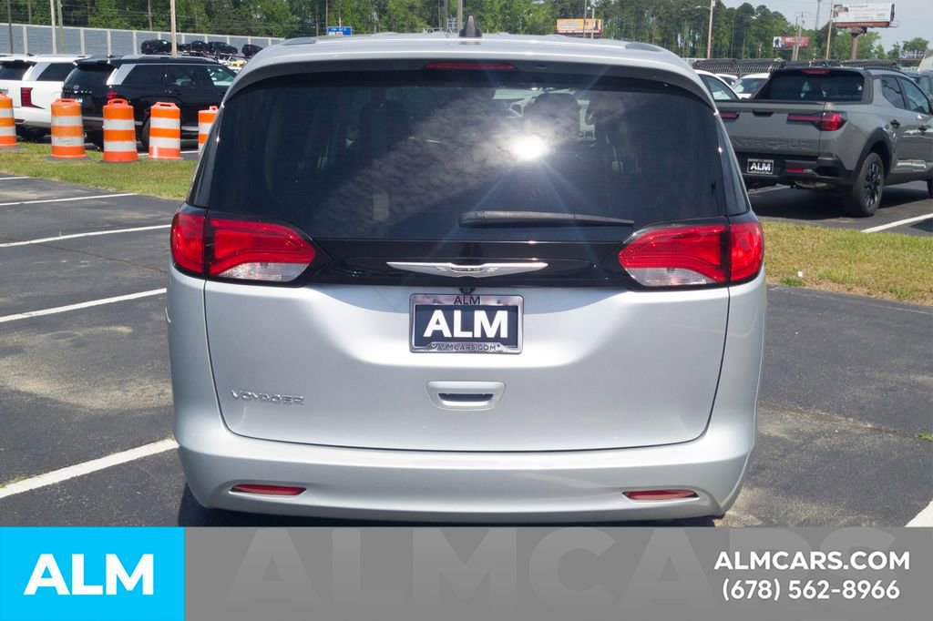 Used 2023 Chrysler Voyager LX FWD image 7