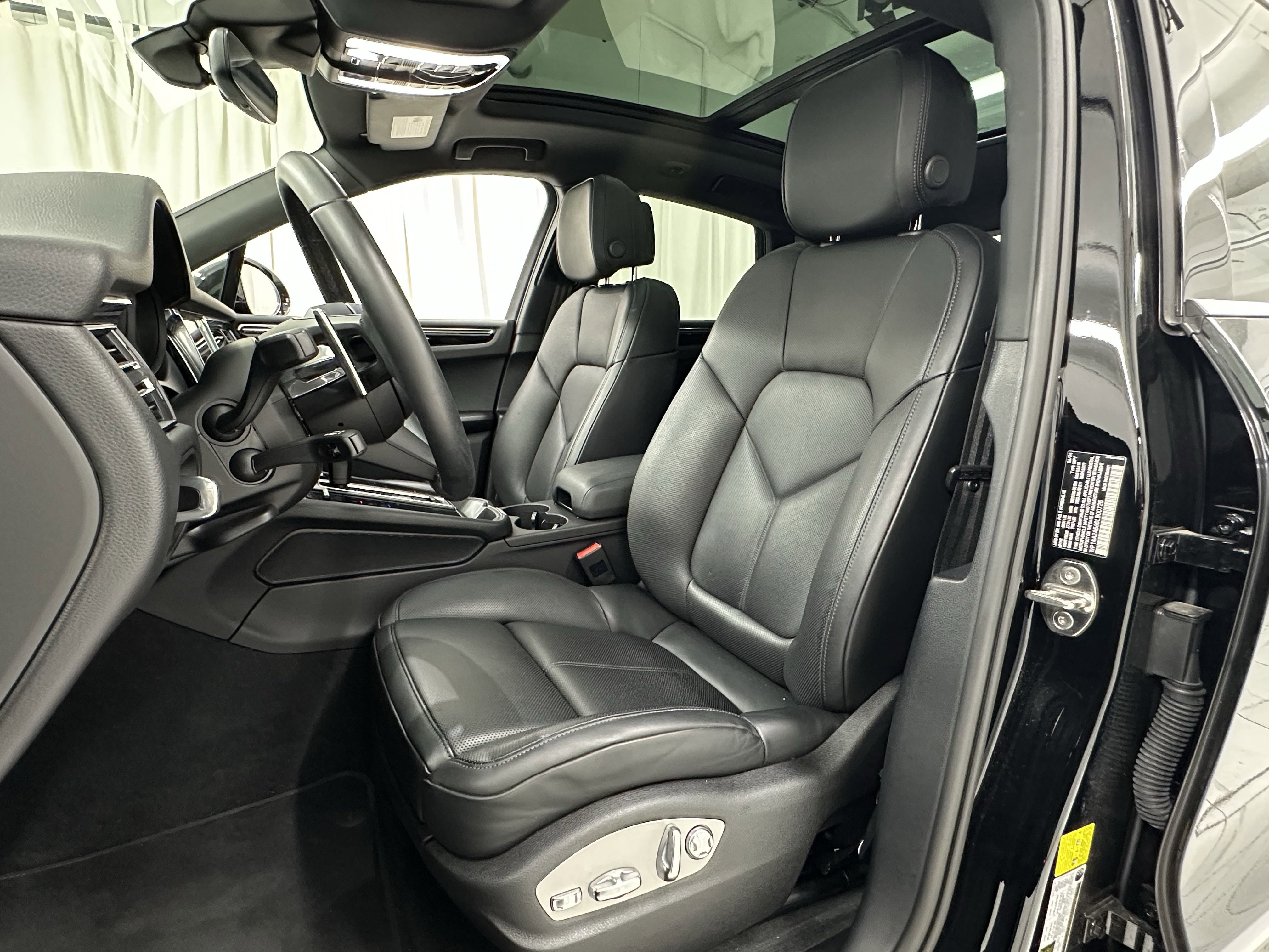 Certified 2025 Porsche Macan image 30