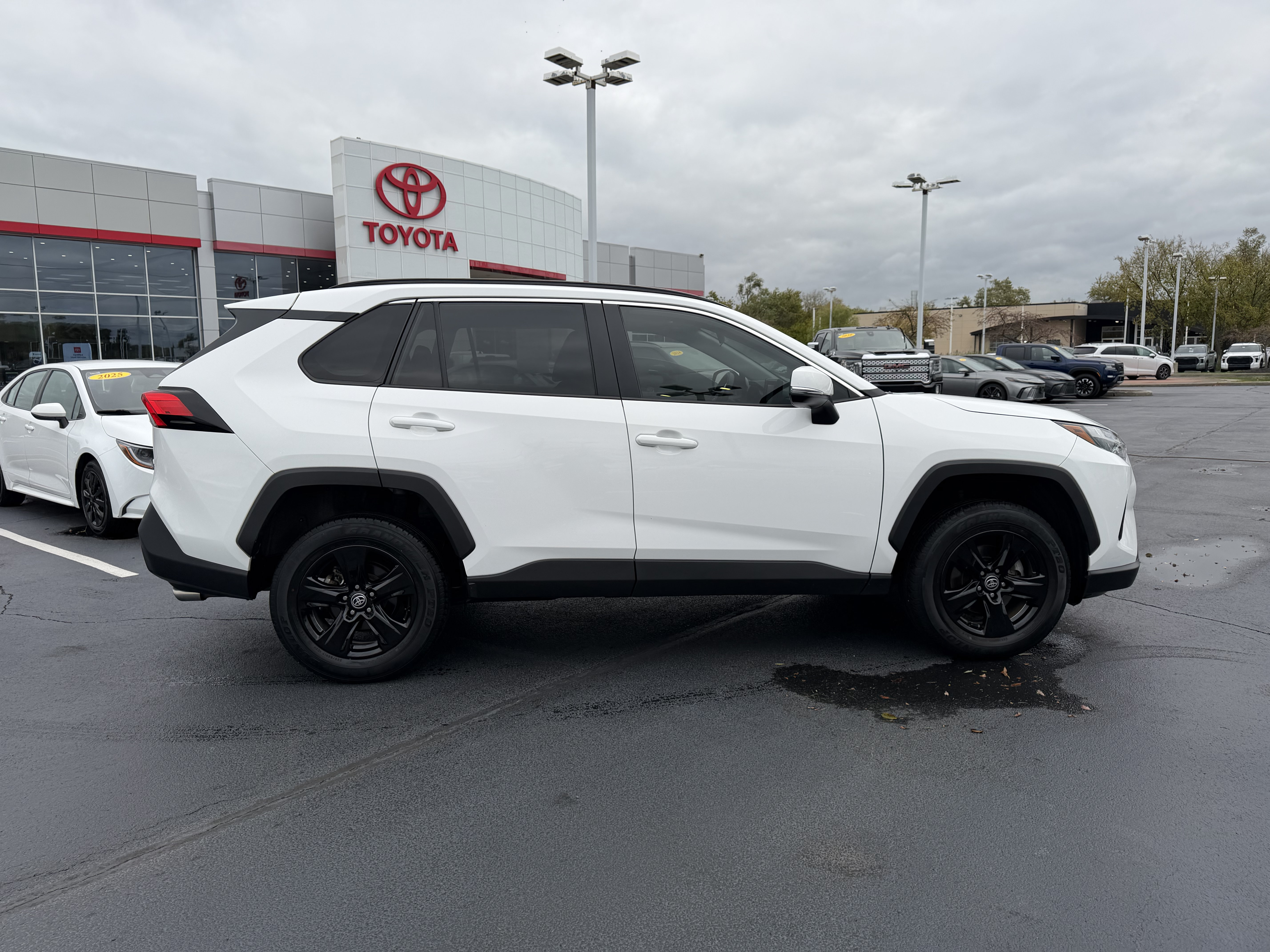 Used 2022 Toyota RAV4 XLE w/ Convenience Package AWD/4WD image 9