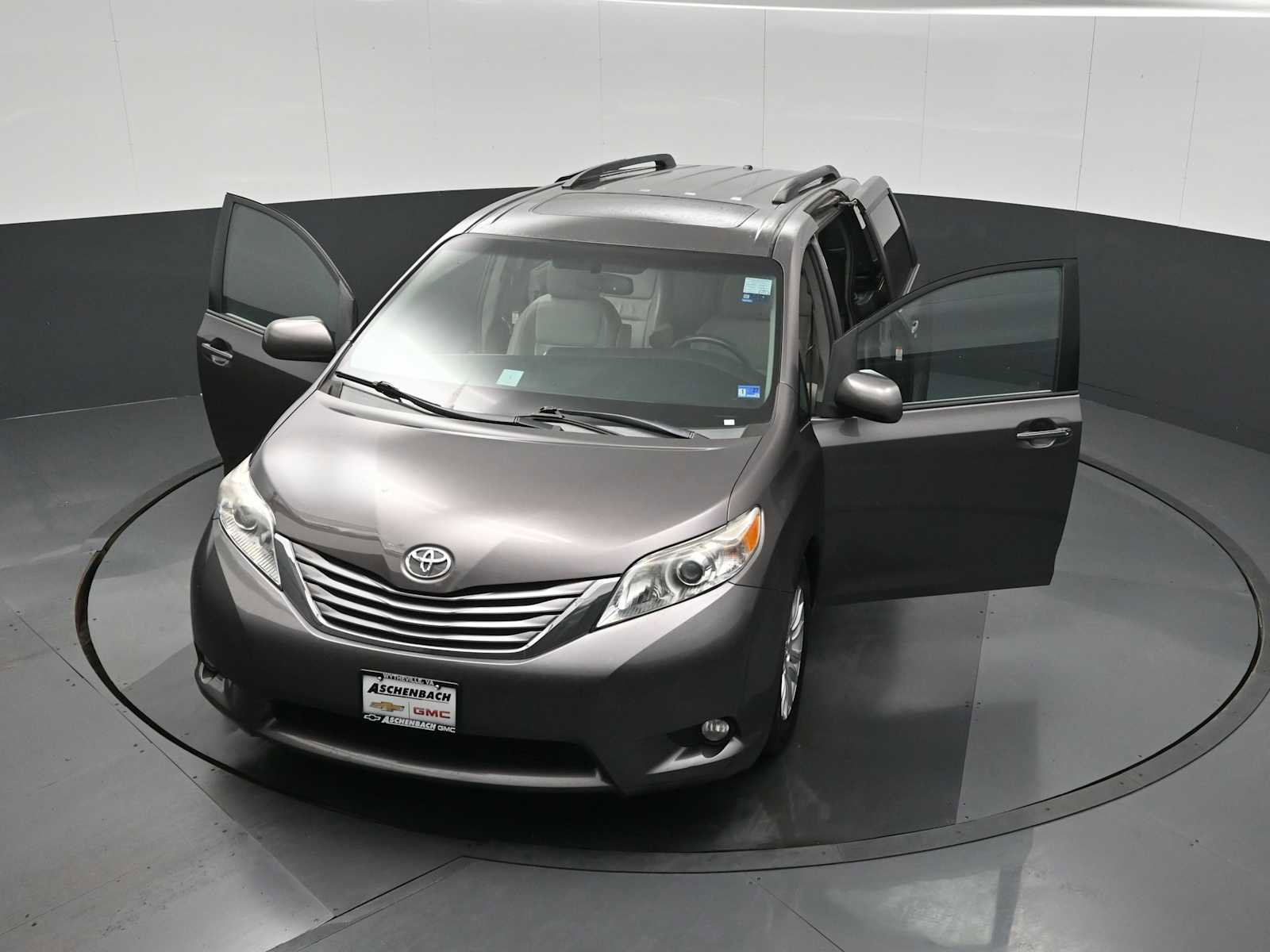 Used 2015 Toyota Sienna XLE image 32
