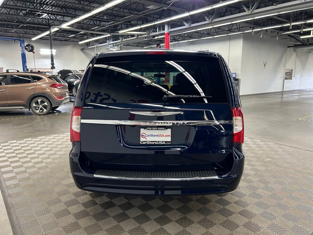 Used 2015 Chrysler Town & Country Touring FWD image 9