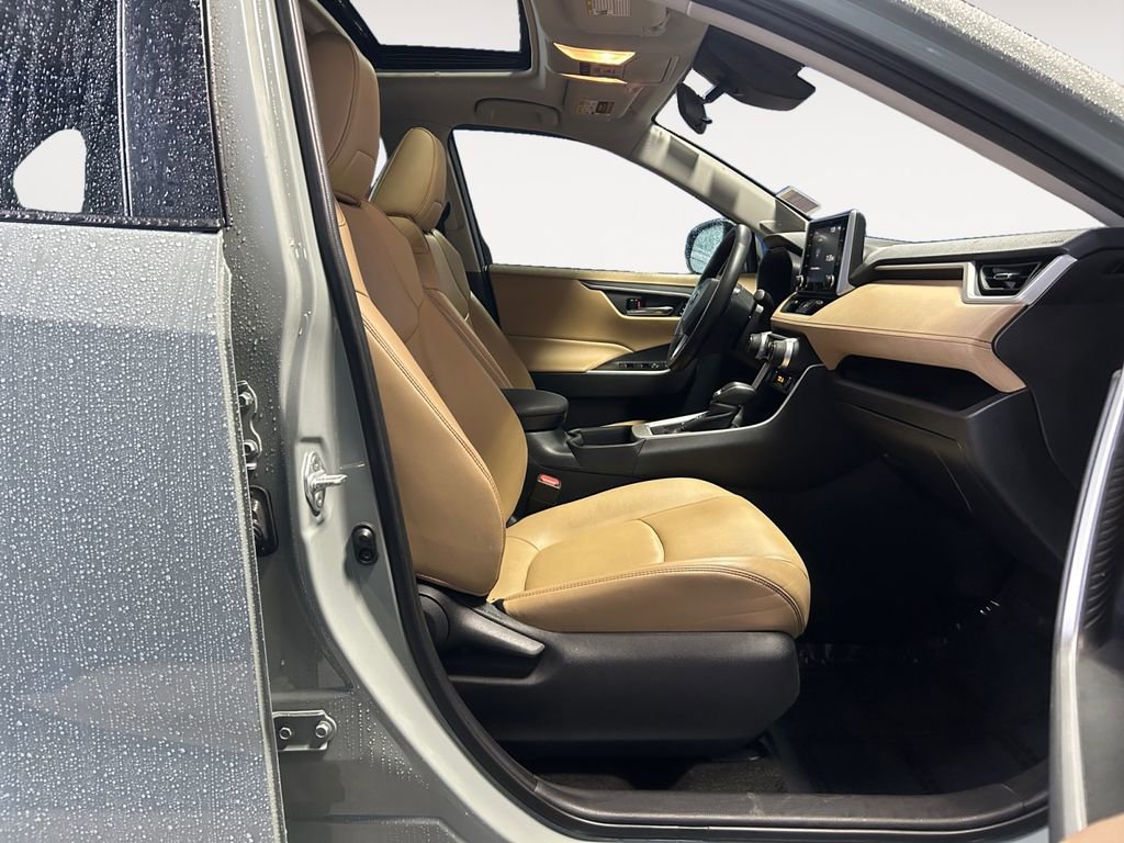 Used 2020 Toyota RAV4 XLE Premium image 11