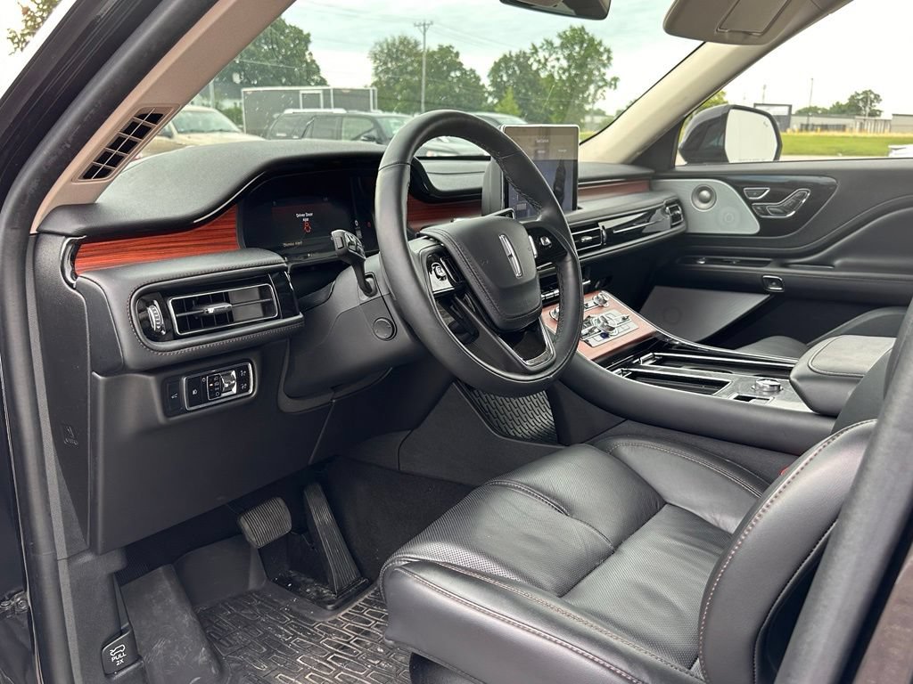 Used 2024 Lincoln Aviator Reserve w/ Equipment Group 201A AWD/4WD image 11