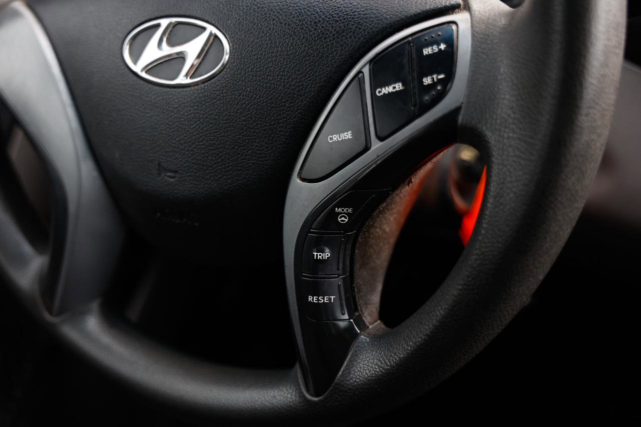 Used 2015 Hyundai Elantra SE image 24