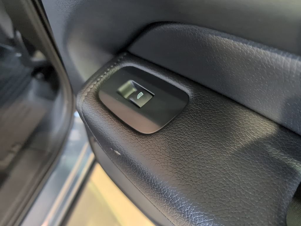 Used 2022 Volvo XC60 B5 Momentum w/ Advanced Package image 42