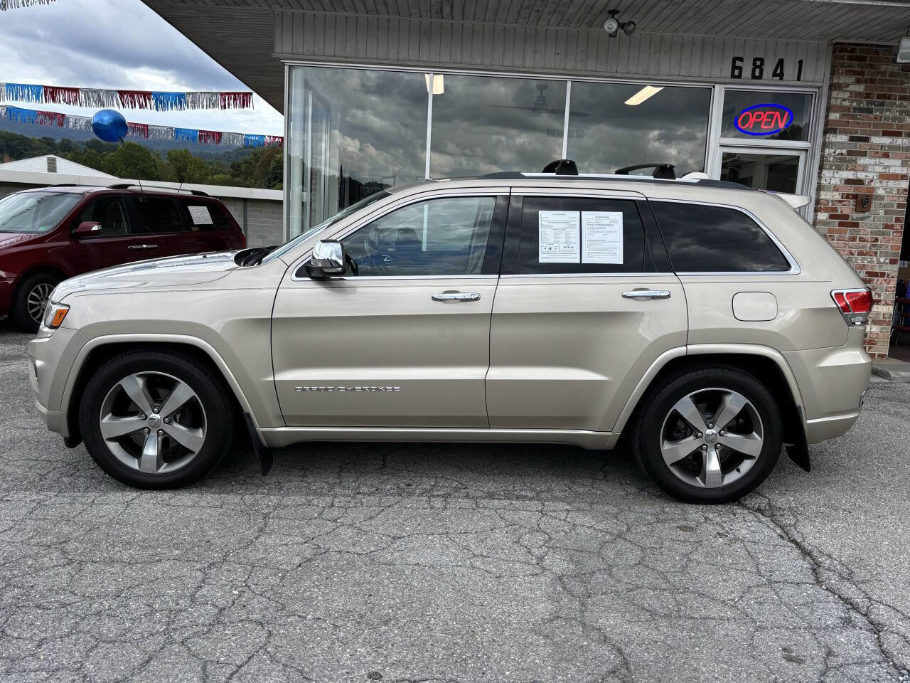 Used 2015 Jeep Grand Cherokee Overland w/ Advanced Technology Group image 9