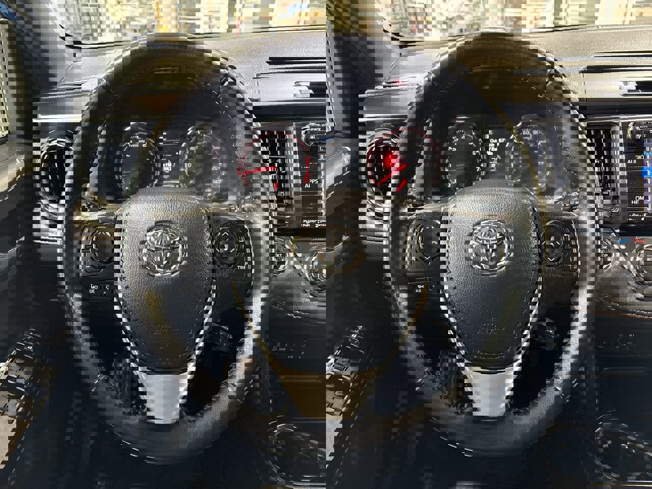 Used 2016 Toyota RAV4 SE image 14