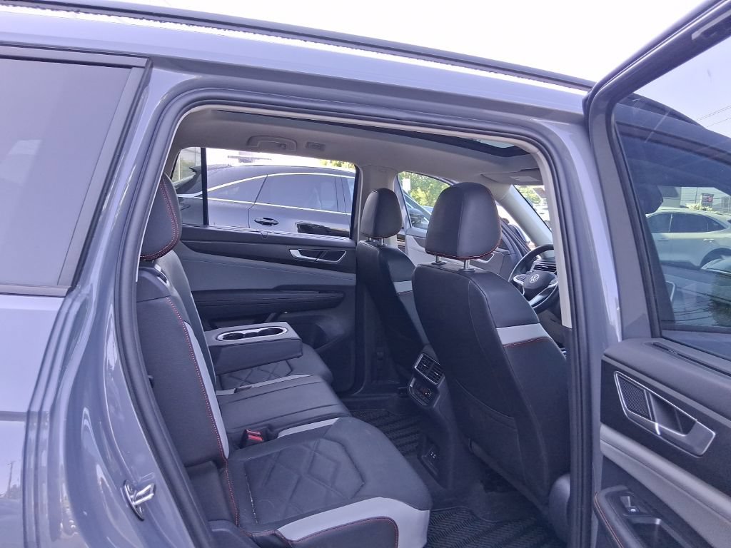 Used 2025 Volkswagen Atlas Peak Edition SE AWD/4WD image 36