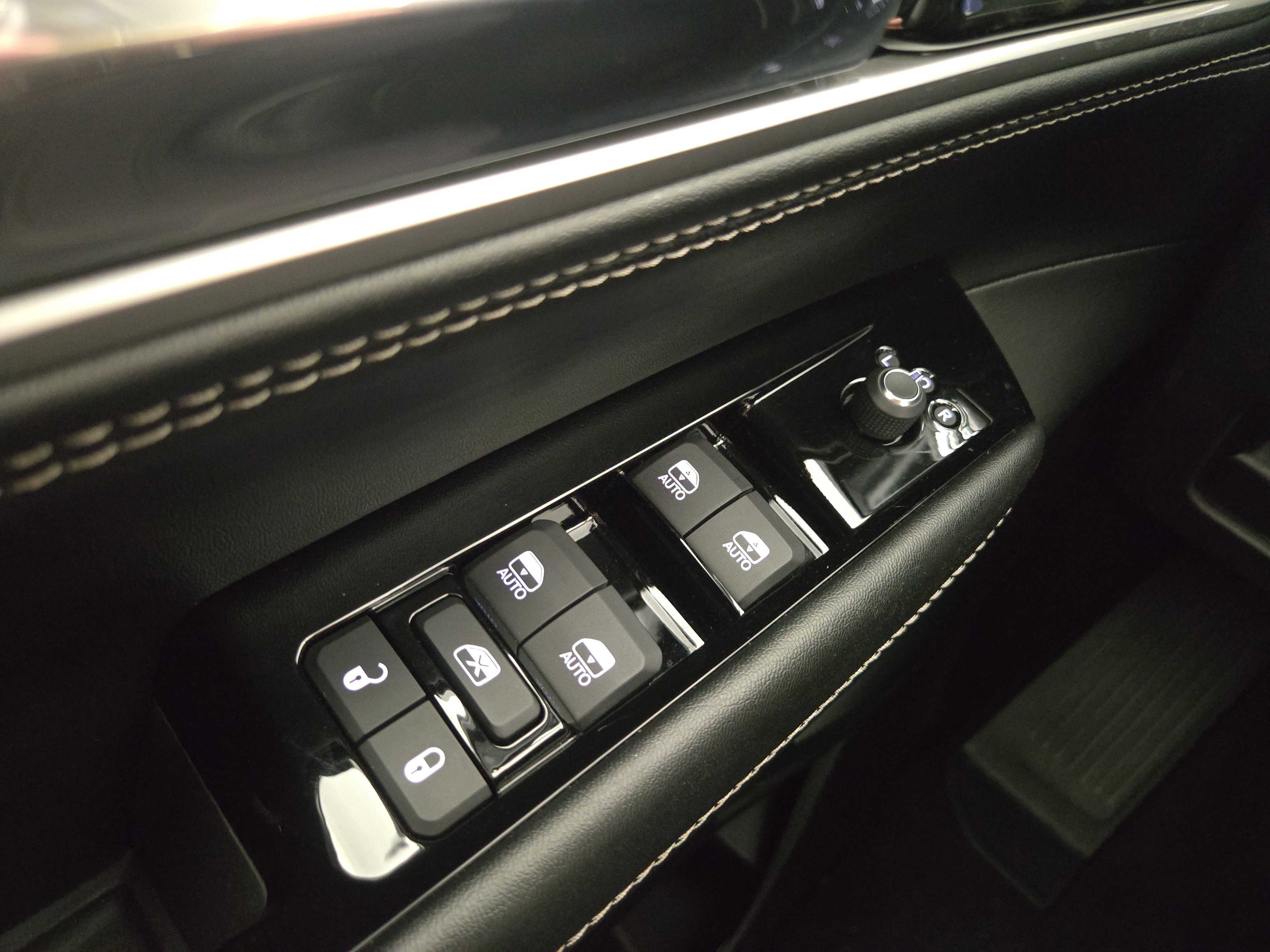 Used 2023 Jeep Wagoneer L Series II w/ Premium Group I image 32