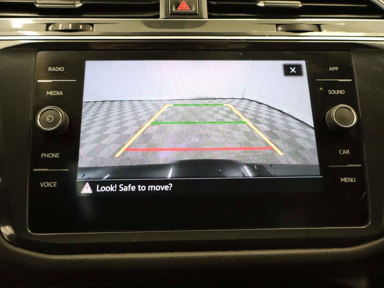 Used 2022 Volkswagen Tiguan SE w/ Panoramic Sunroof Package image 11