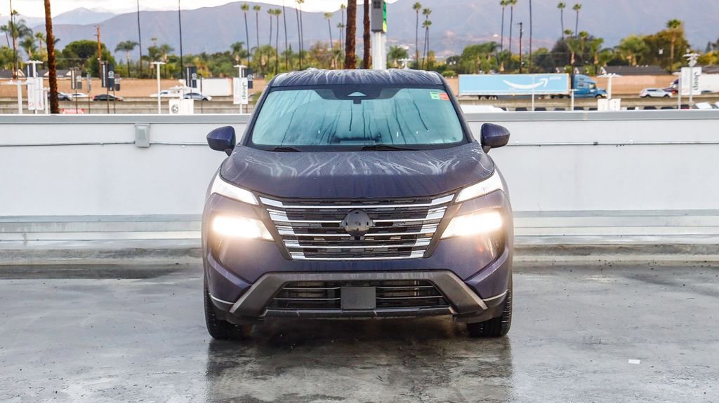 Used 2024 Nissan Rogue SV image 3