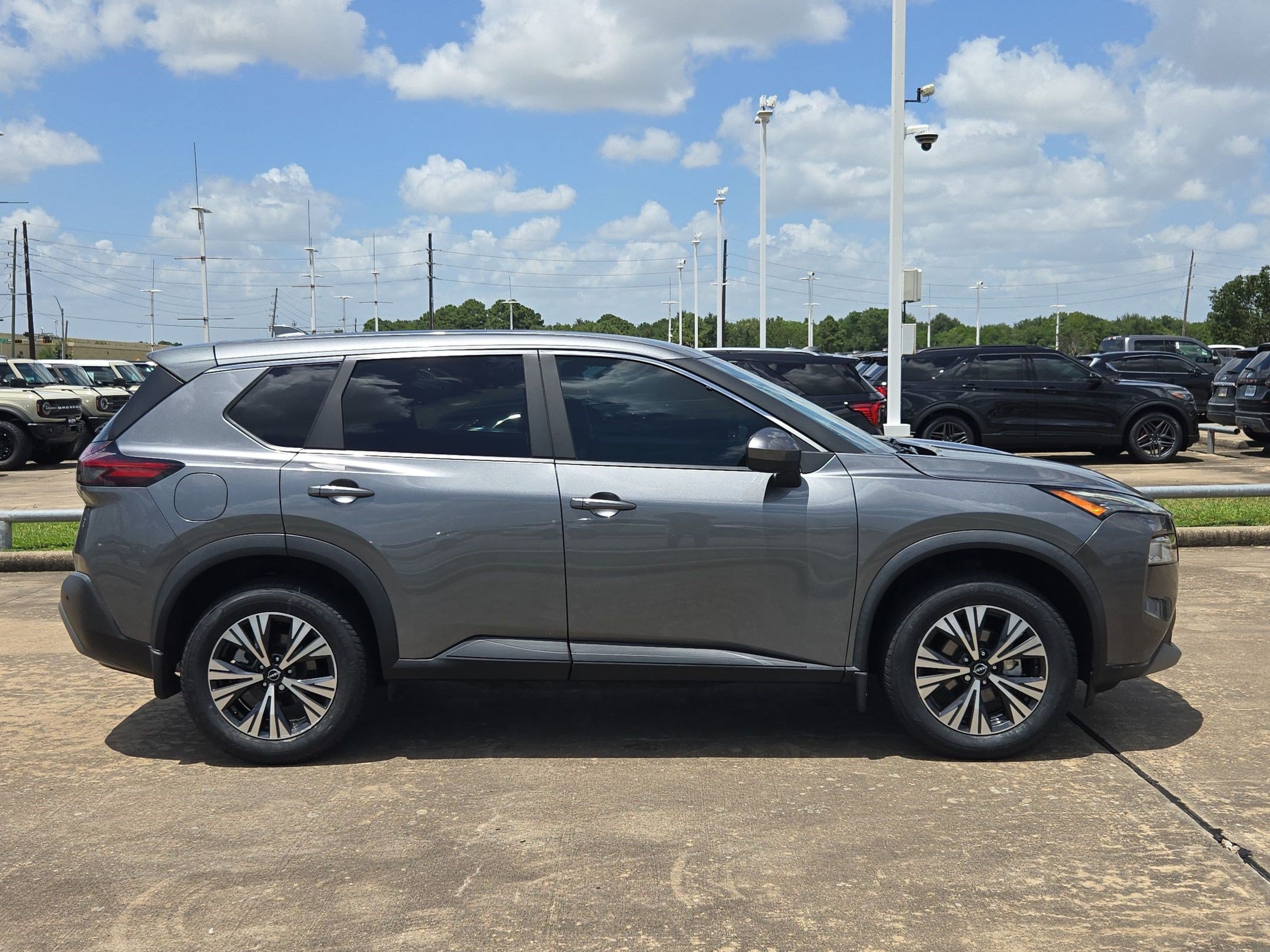 Used 2023 Nissan Rogue SV FWD image 2