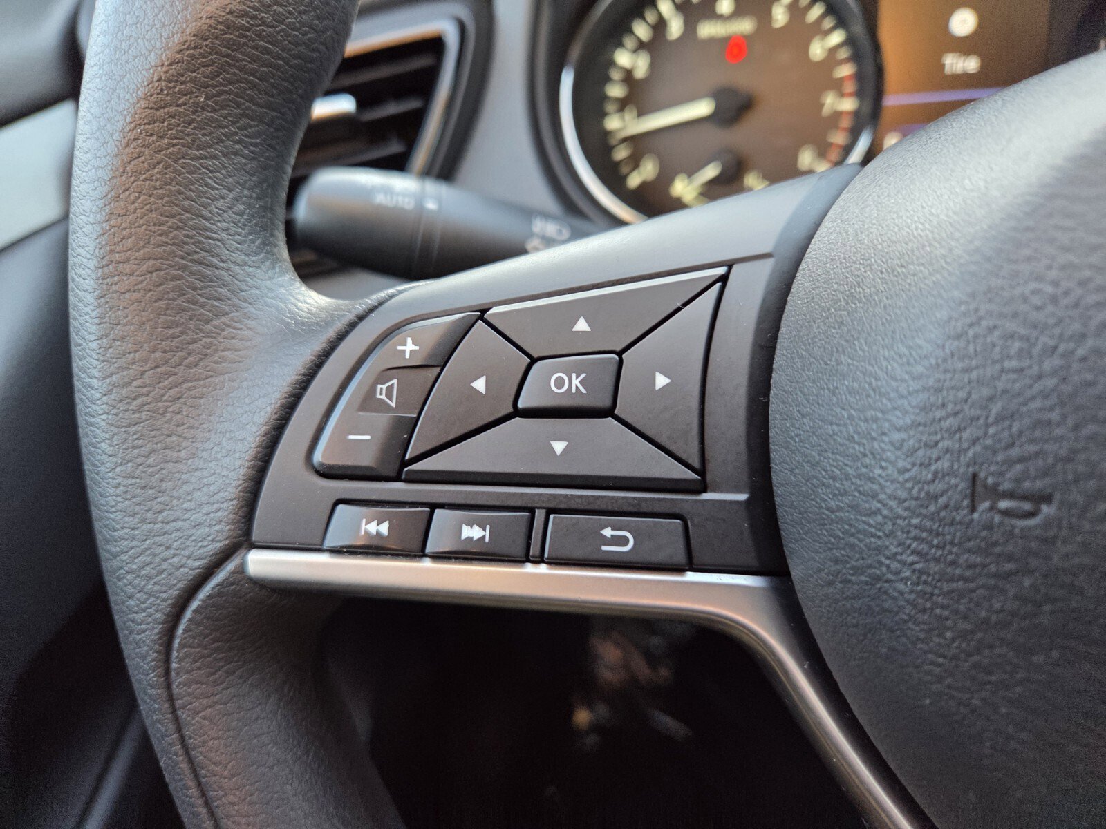 Used 2021 Nissan Rogue Sport S image 29