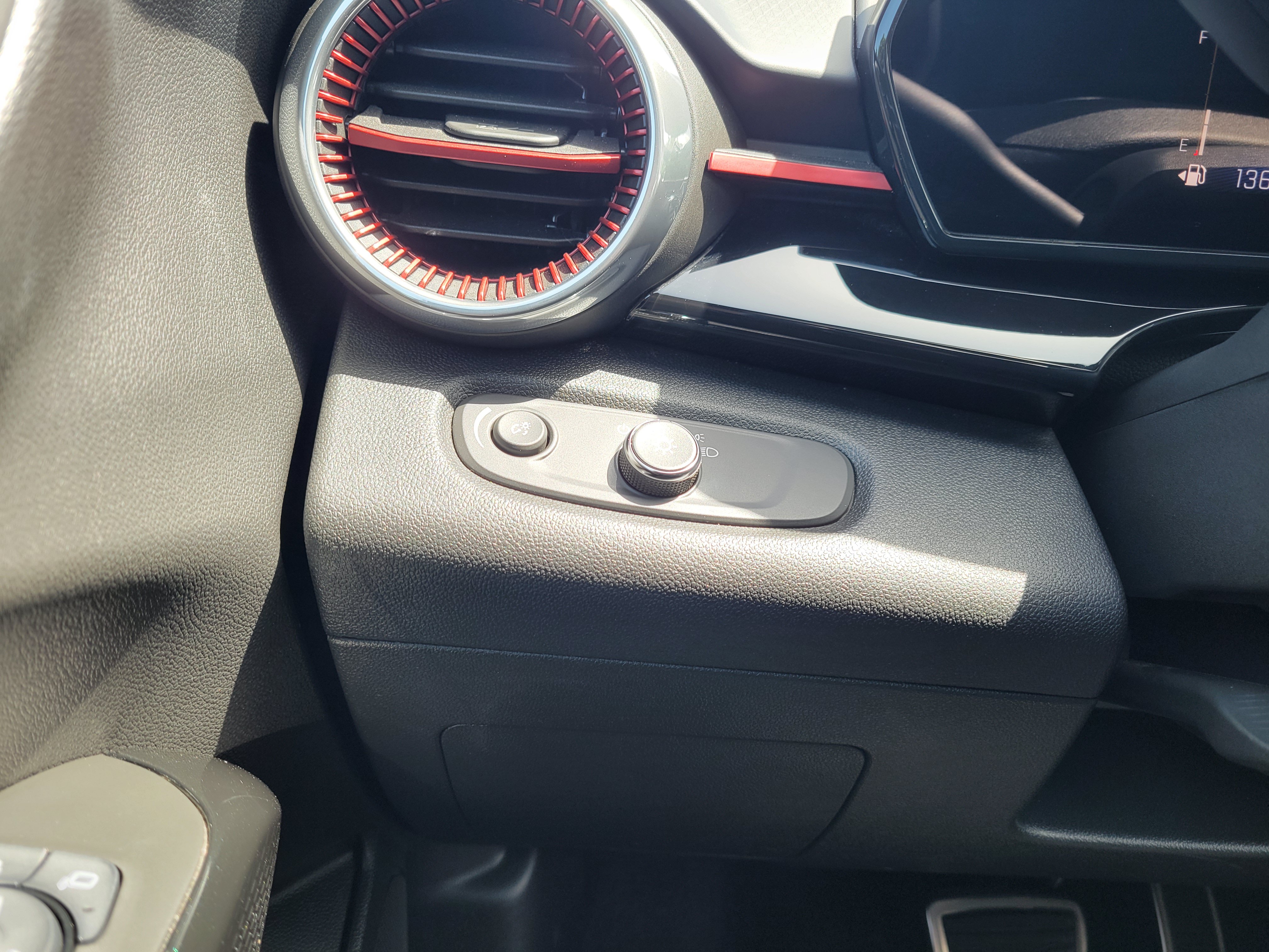 Used 2025 Chevrolet Trax RS w/ Sunroof Package FWD image 15