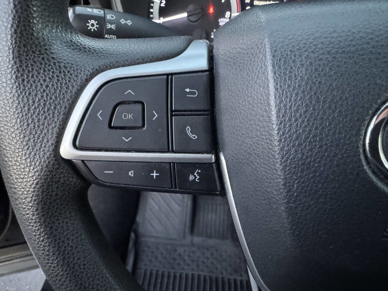 Used 2023 Toyota Highlander L image 34