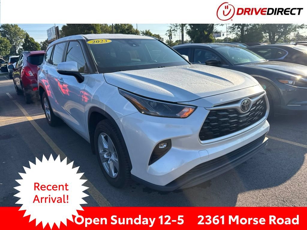 Used 2023 Toyota Highlander LE AWD/4WD image 1