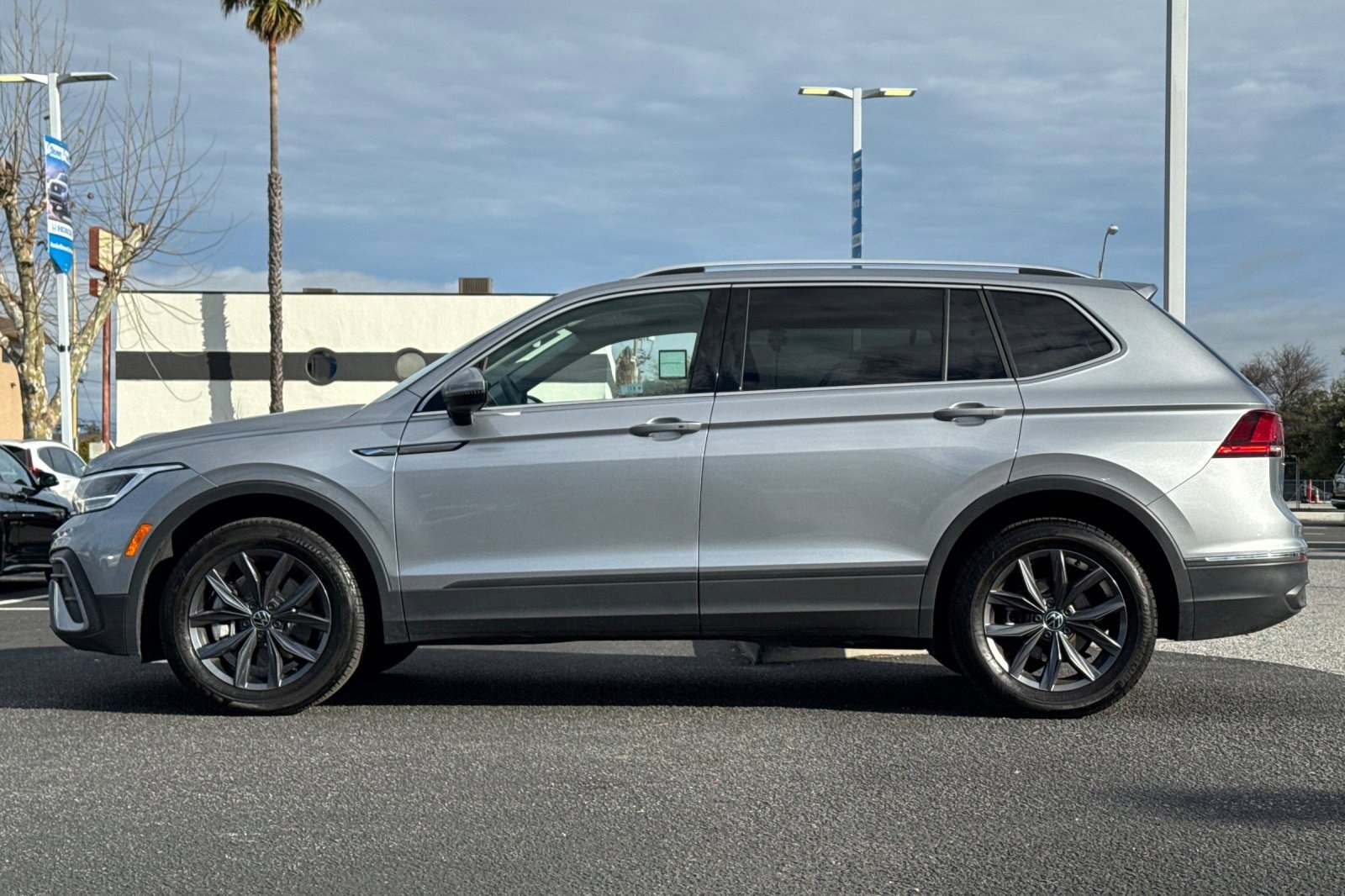 Used 2024 Volkswagen Tiguan SE image 2