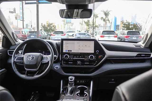 Used 2023 Toyota Highlander Limited image 19