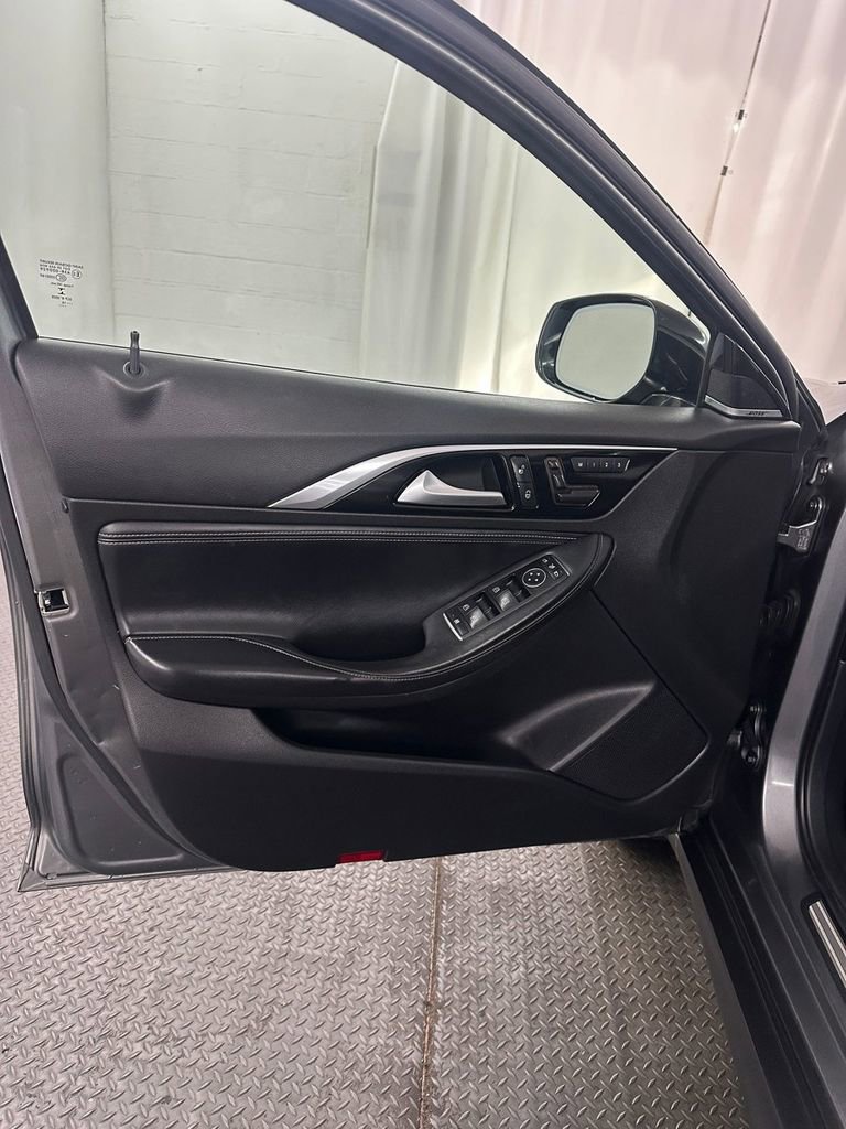 Used 2017 INFINITI QX30 Premium w/ Navigation Package image 8