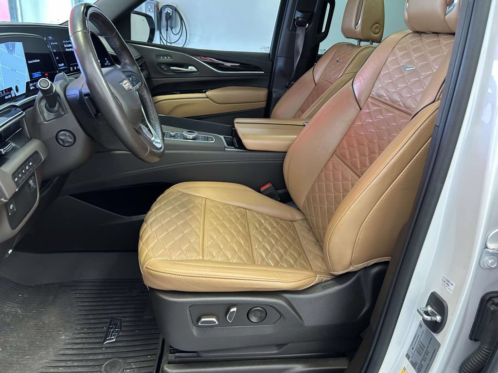 Used 2023 Cadillac Escalade Premium Luxury AWD/4WD image 20