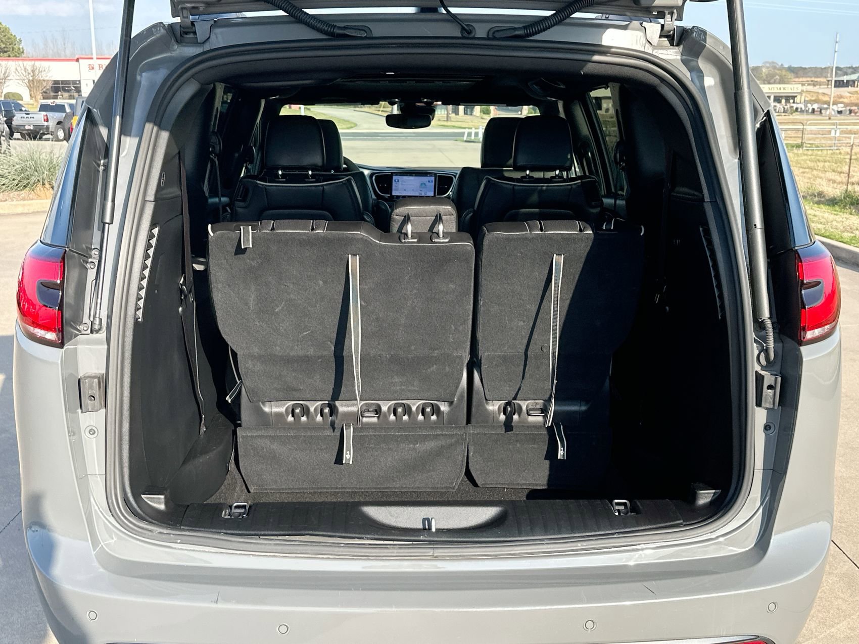 Used 2025 Chrysler Pacifica Limited image 25