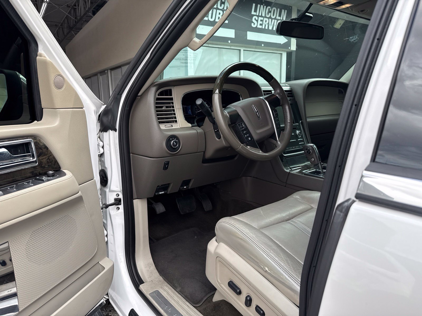 Used 2015 Lincoln Navigator 2WD image 9