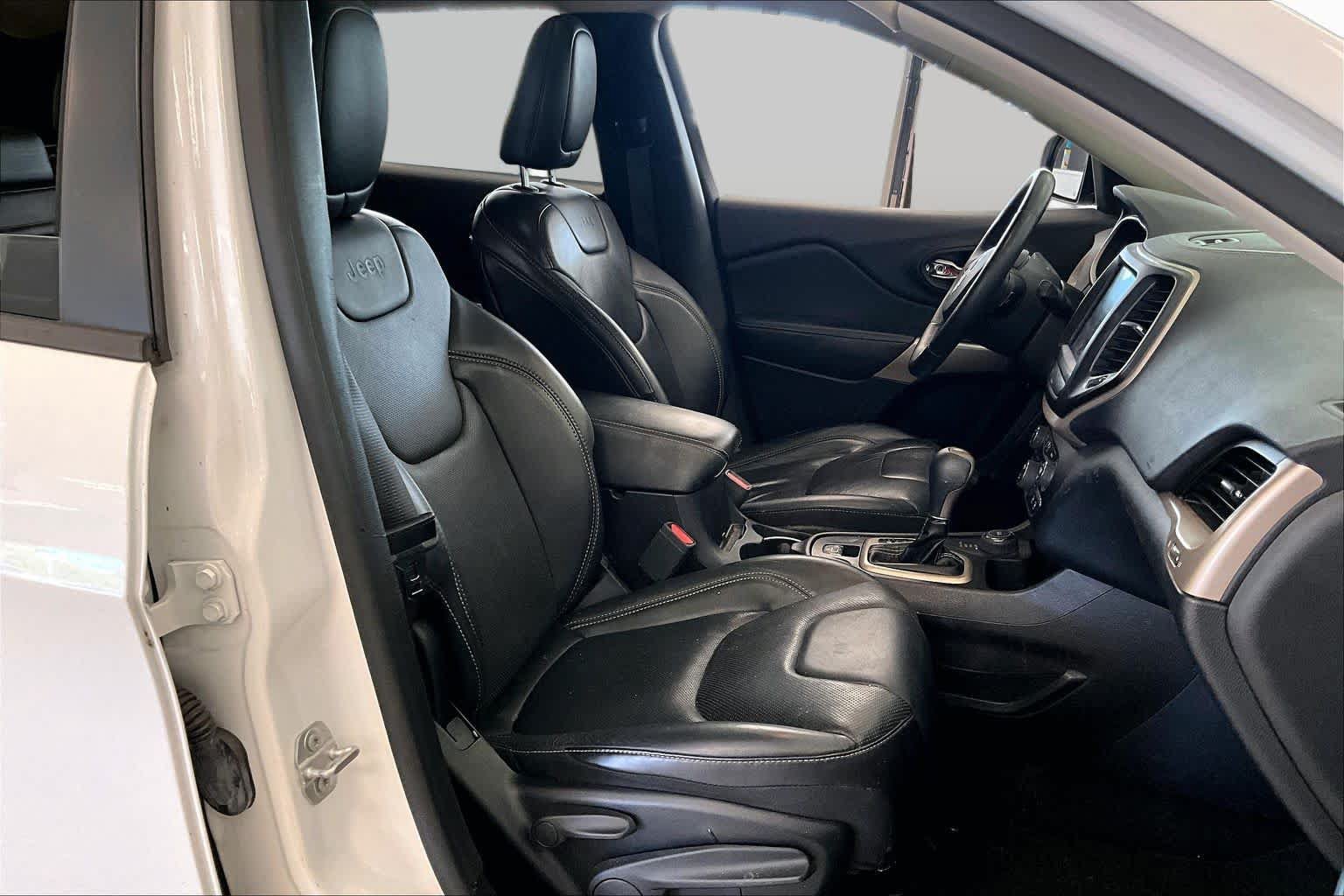 Used 2018 Jeep Cherokee Limited w/ Luxury Group AWD/4WD image 8