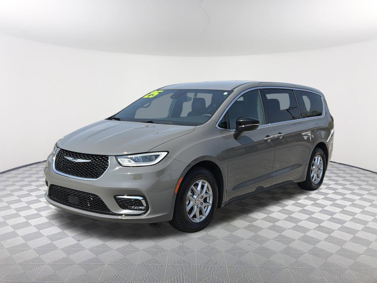 Used 2025 Chrysler Pacifica Select image 3