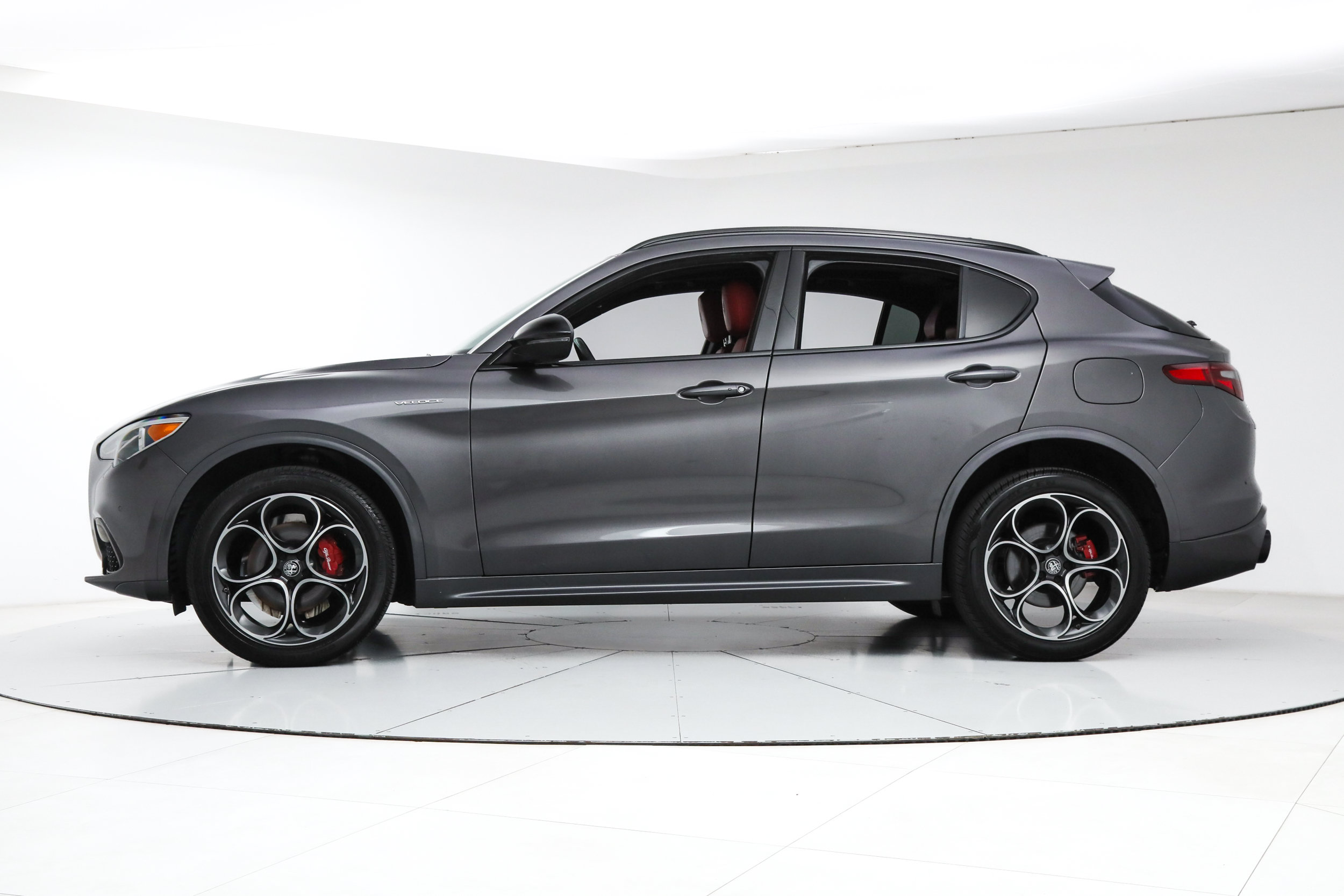 Used 2022 Alfa Romeo Stelvio Veloce AWD/4WD image 2