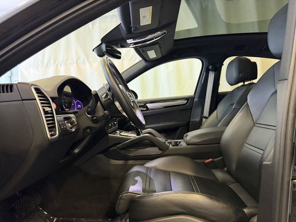 Used 2023 Porsche Cayenne Platinum Edition image 5
