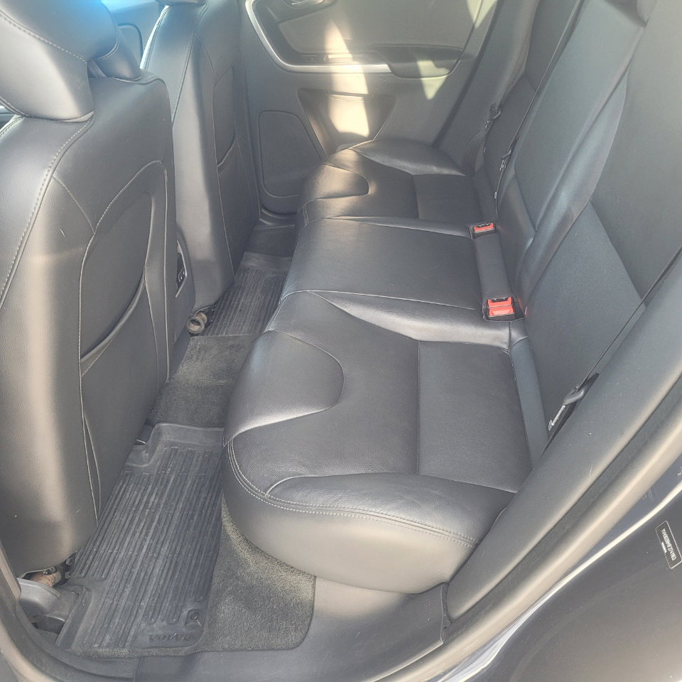 Used 2015 Volvo XC60 T6 Platinum w/ Climate Package image 31